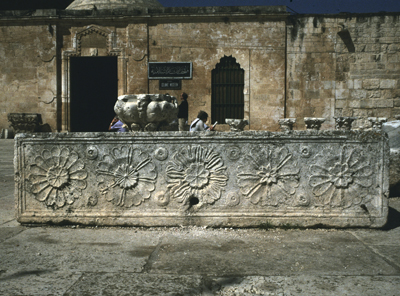 adiabene_helena_kiralyno_templom_szarkofag_viragok_kep.jpg