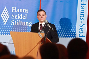 Orbán nagykoalíciós nyakkendője