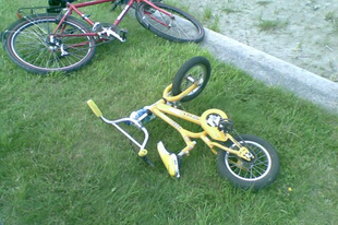 Egy elárvult, sárga bicikli Balatonszemesen