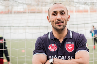 A sport eszköz, az iskola a kiút – interjú Maka Istvánnal, a monori romák fociedzőjével
