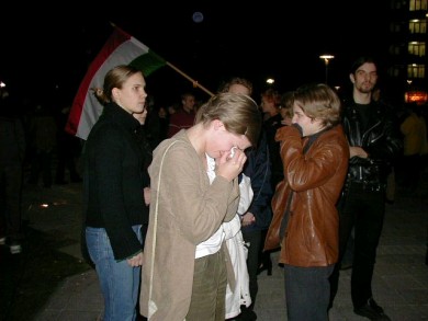 https://m.blog.hu/ma/mandiner/image/0804/Fidesz_2002_aprilis_7_Millenaris_Park_konnyek.jpg