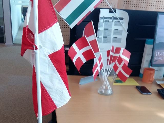 Hogyan ünneplik a születésnapot egy dán munkahelyen?
