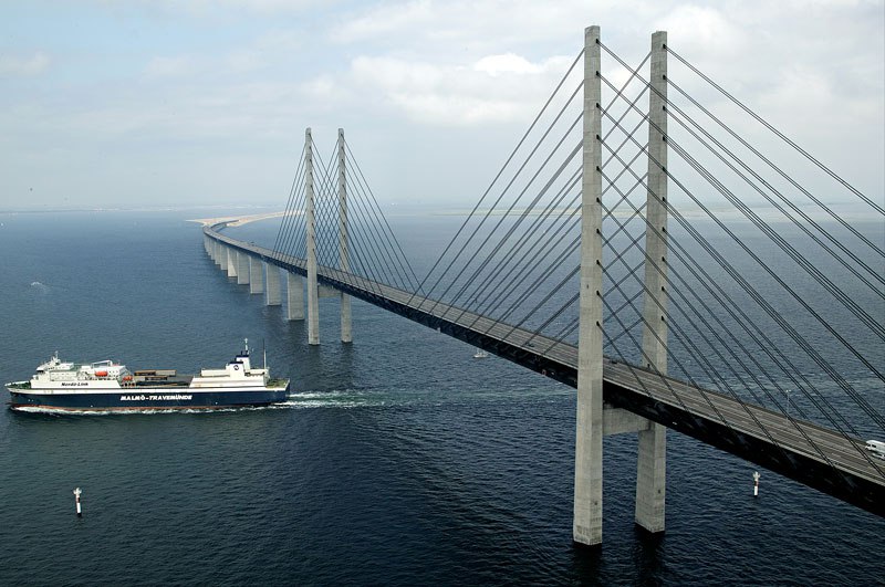 oresund-bridge-tunnel-connects-denmark-and-sweden-8.jpg