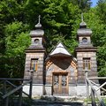 Véres történetnek emléket állító orosz kápolna a Vršič-hágón