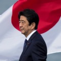 Abe Shinzo, Japán leghosszabb ideje hivatalban lévő miniszterelnöke lemond, hogy „meglóghasson” a potenciális vádemelés elől