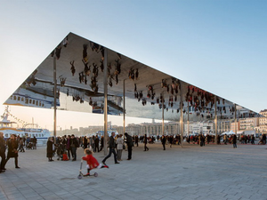 Tükörmennyezet a Marseille-i kikötőben