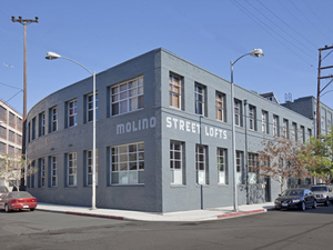 Az éremnek ismét két oldala van - Molino Street #216, Los Angeles