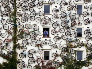 Critical Mass egy altlandsbergi bicikliüzlet házfalán...