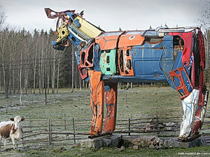 Gigantikus metáltehenek egy Helsinki melletti erdőben...