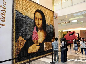 Kenyérbe égetett Mona Lisa rózsaszín fagyival
