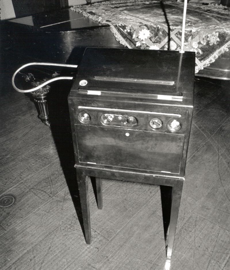 Lucie Rosen theremin.jpg