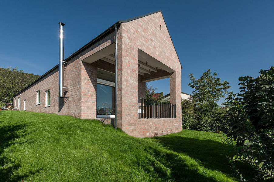 12 the-long-brick-house-foldes-architects_04_outside_view.jpg