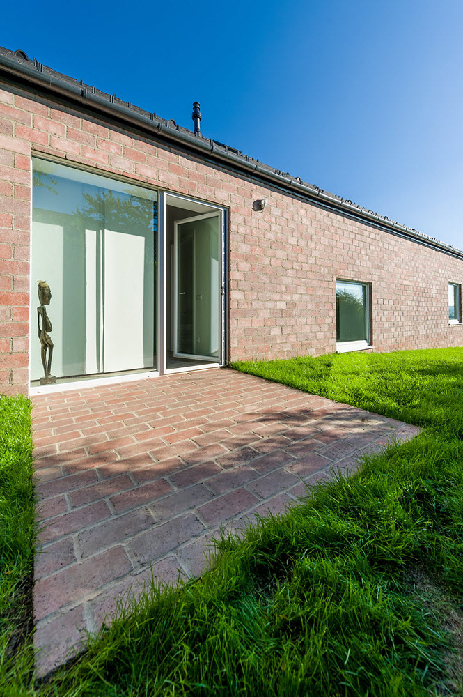 the-long-brick-house-foldes-architects_06_terrace_of_the_bedroom.jpg