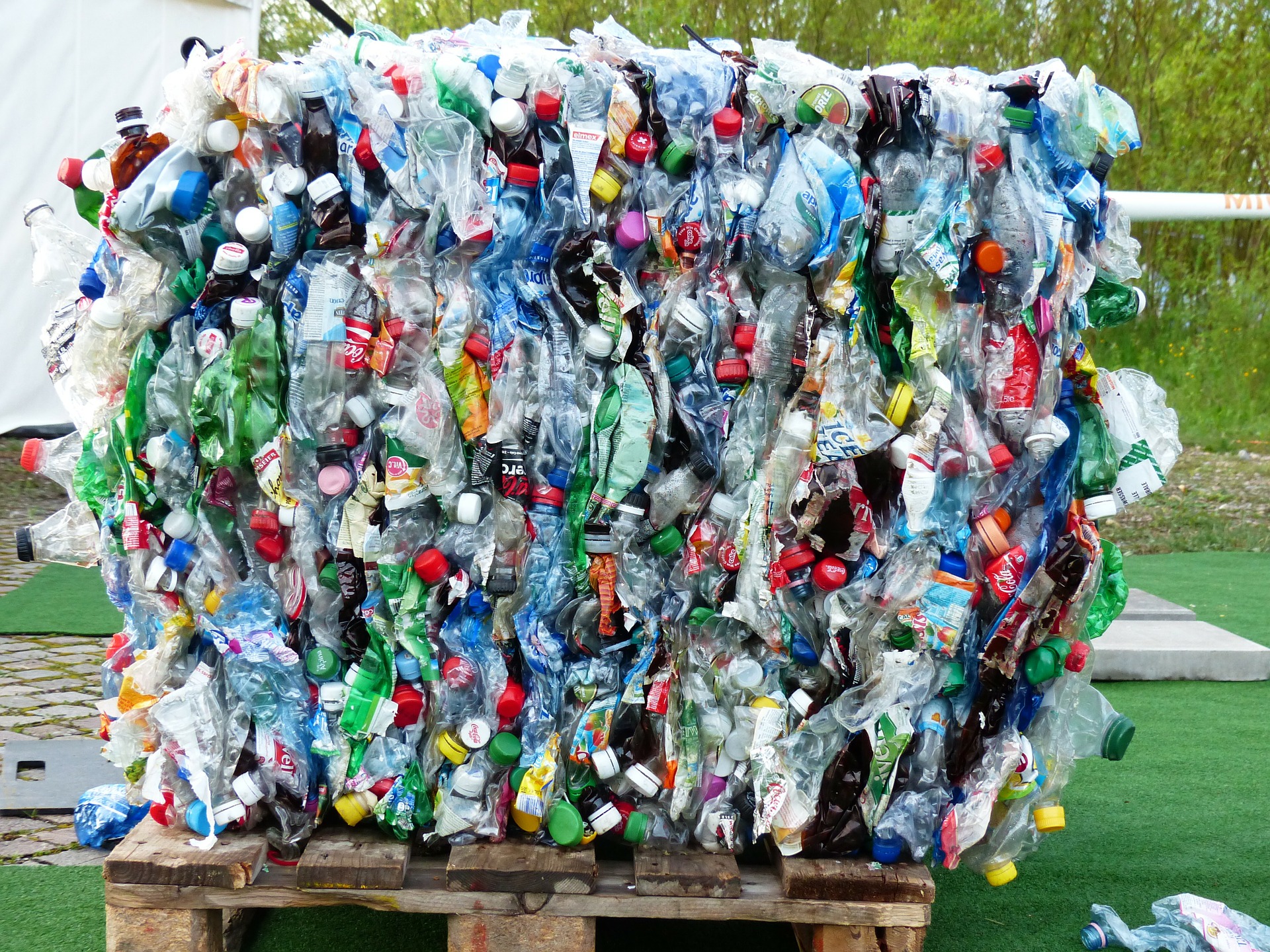 plastic-bottles-115069_1920.jpg