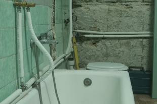 Meghökkentő felújítás: retró fürdőszobából modern ékszerdoboz