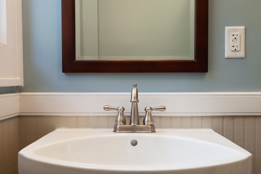53995-sink-and-mirror-in-bathroomm.jpg