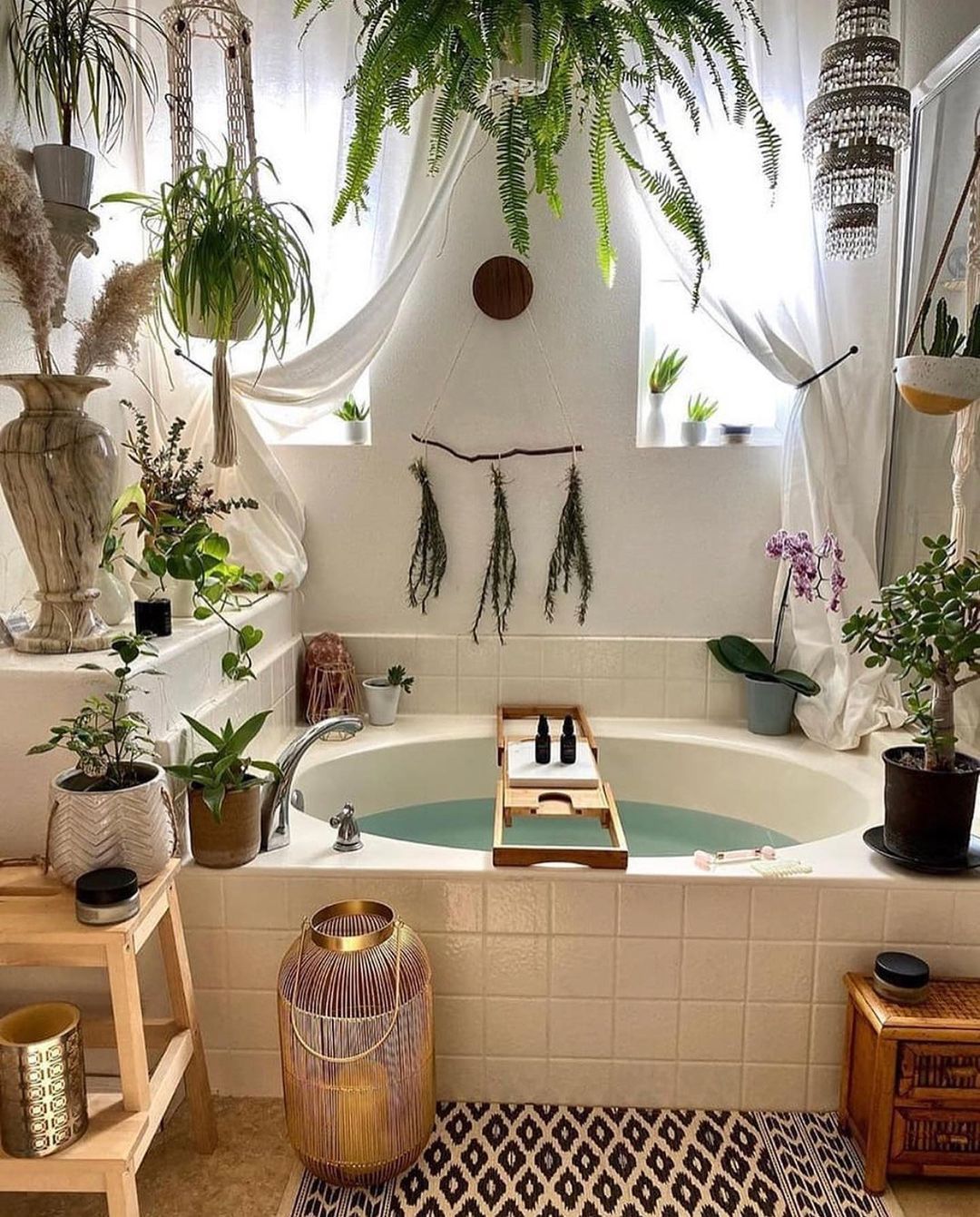 tropical-bamboo-decor-in-the-bathroom-via-_biodara.jpg