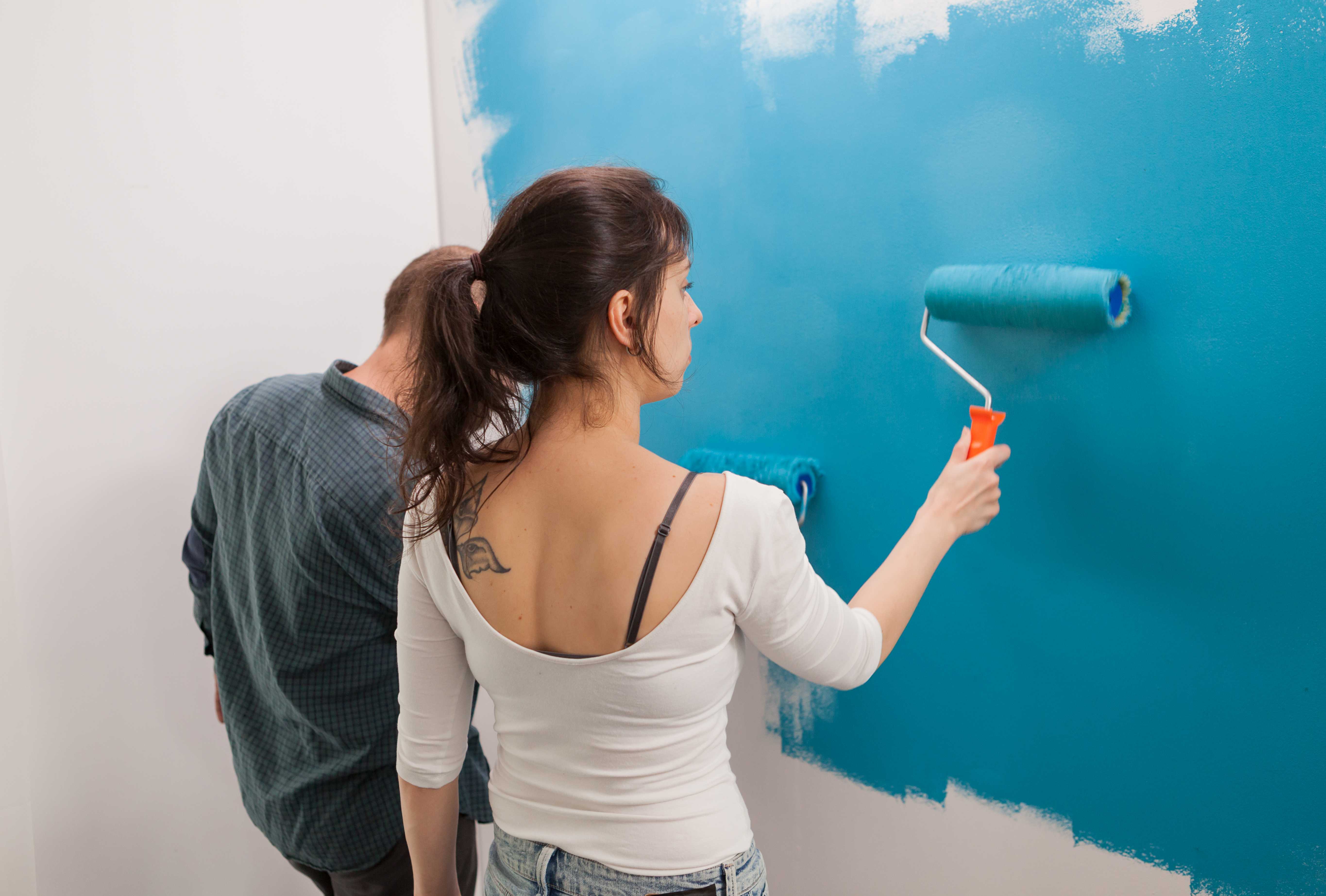 woman-painting-wall-gdg8xqg.jpg