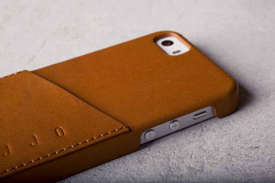 mujjo-iphone-5s-leather-wallet-case-tan-outside-930x620.jpg