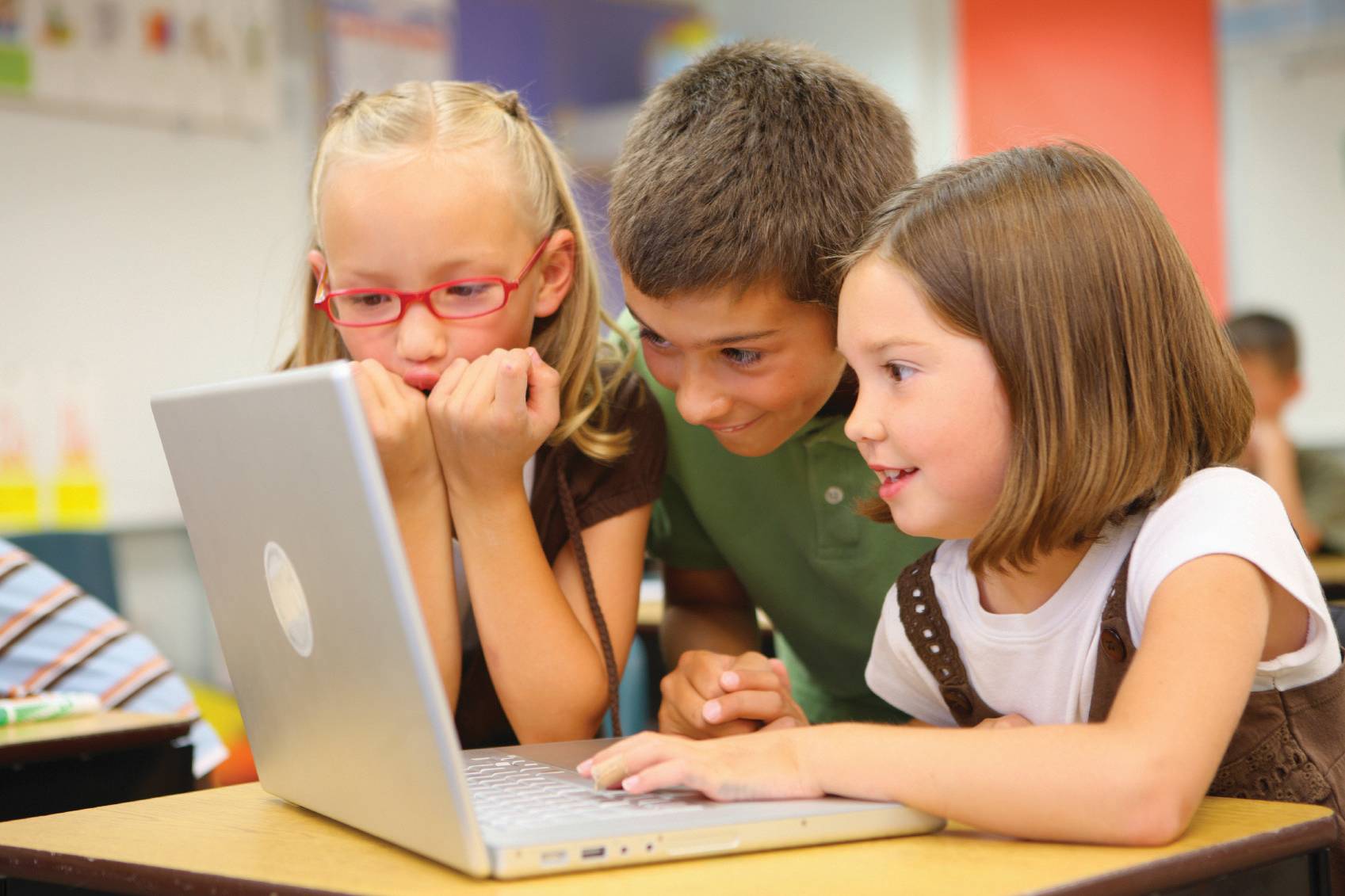 children-using-laptop-shared-under-cc-by-sa-by-lucelia-ribeiro--dyn--fullviewsize.jpg