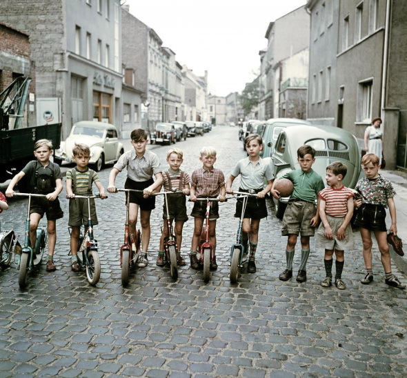 die-roller-kinder-bonn-photographed-by-josef-heinrich-darchinger-1955.jpg