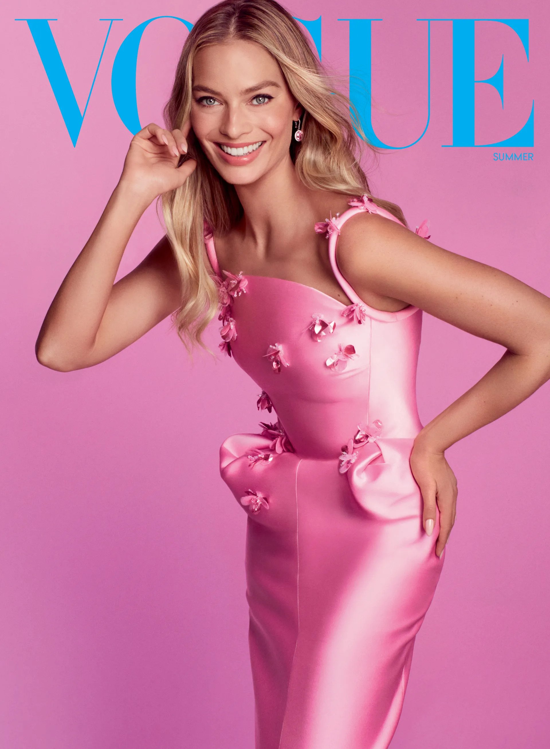 A Barbiemánia a VOGUE-ot sem kerülhette el: a 2023-as nyári szám címoldalán egy Versace ruhában és Chopard Haute Joaillerie fülbevalóval pózol Margot. Fotó: Ethan James Green