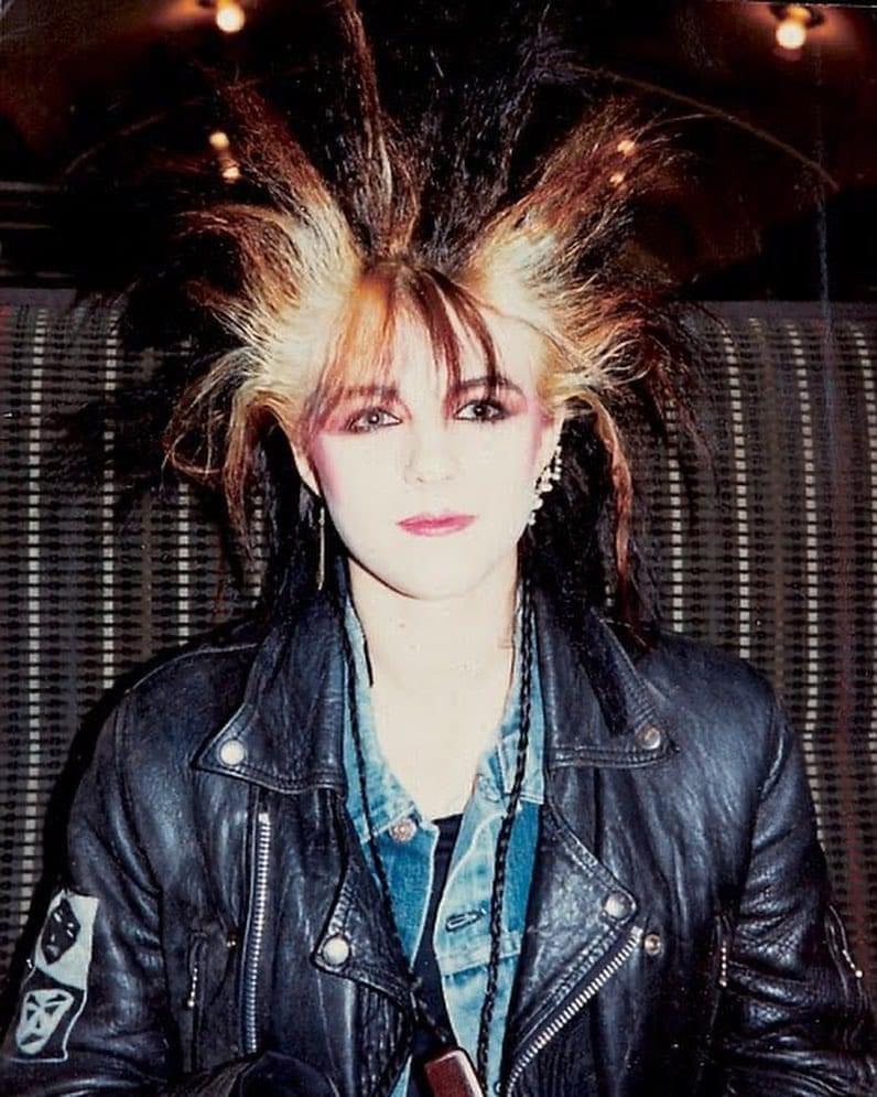 A punk Liz Hurley az 1980-as években