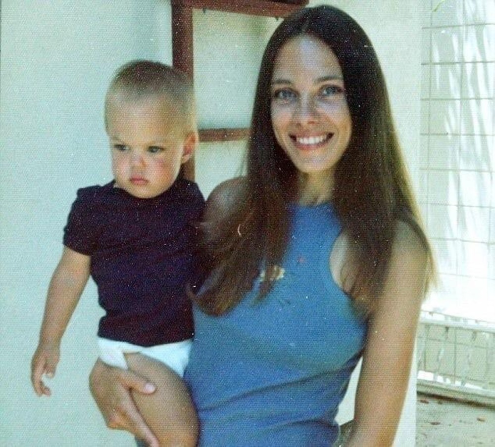 Angelina Jolie az anyukájával, 1970-es évek