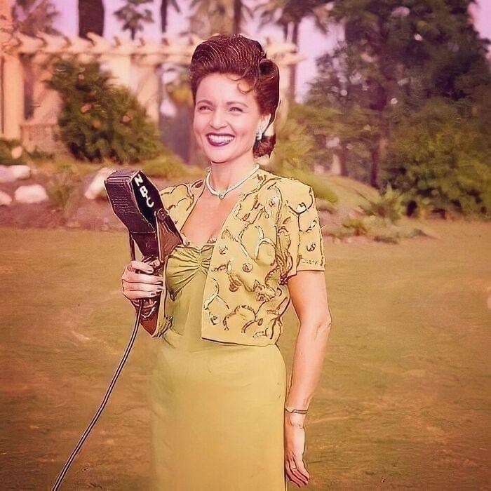 Betty White 1940-es évekbeli ruhákban, 1963-ban