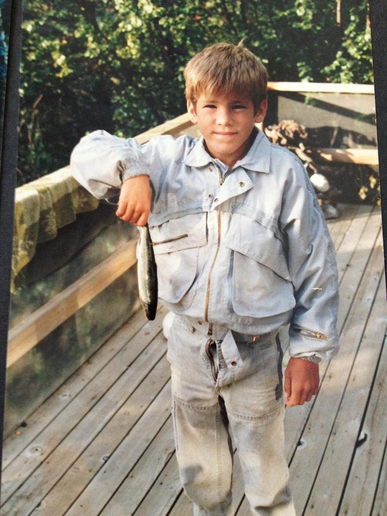 Ryan Reynolds 1983-ban horgászat közben, lehúzott sliccel