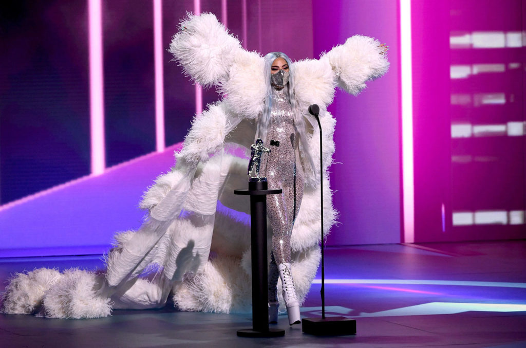 Lady Gaga az Artist of the Year díj átvételekor - Kevin Winter/Getty Images for MTV