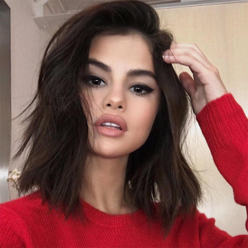 Selena is maga ügyeskedett a képszerkesztővel – az ajtó görbülete árulkodik arról, hogy valószínűleg a haját szerette volna dúsabbnak mutatni. Hogy miért, nem is értem. 