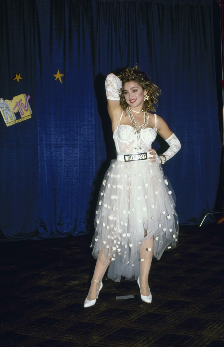 Szintén egy menyasszonyi ruha, de csak egy díjátadó kedvéért - Madonna csipkében, tüllben és a menő BOY TOY övvel