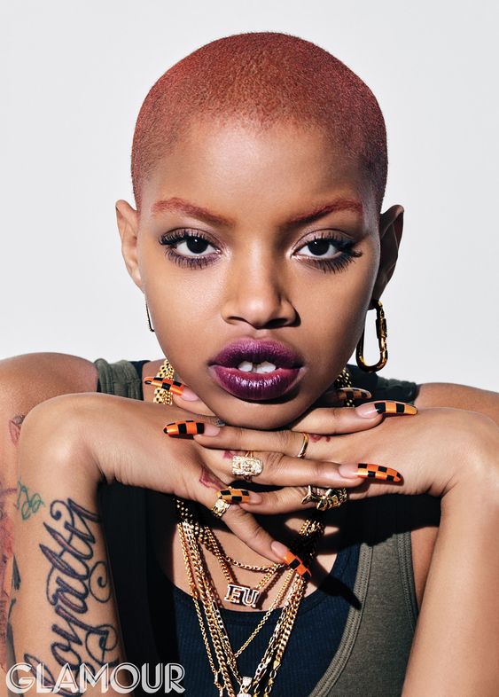 Slick Woods, aki Rihanna Savage x Fenty kampányában is szerepelt, és a márka NYFW bemutatóján indult meg a szülése.