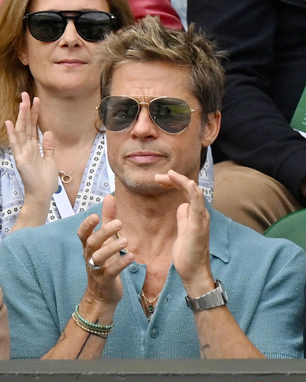 Brad Pitt egy klasszikus teniszpólóban hozta a formáját. 