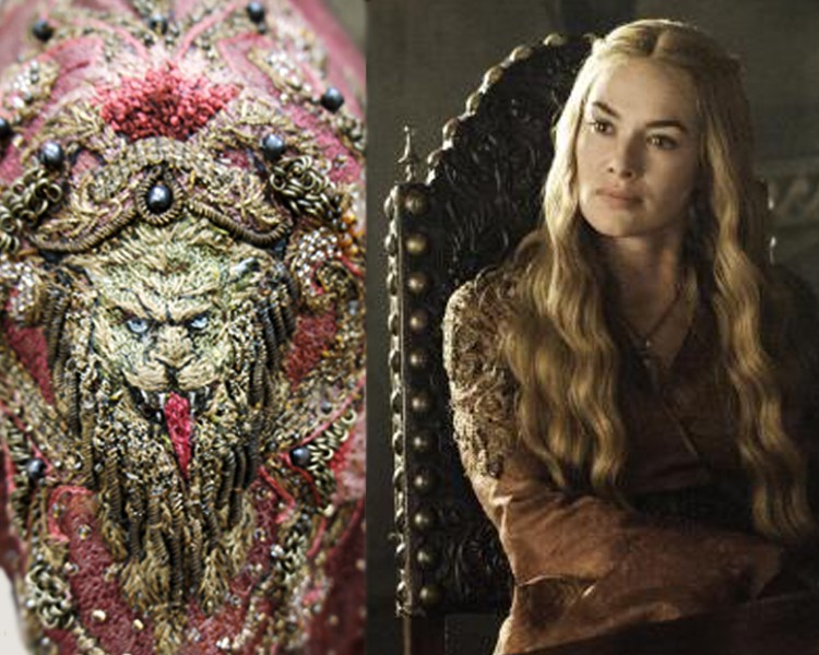 Gyönyörűen sikerült ez a ruhája is, amin látszik a Lannister oroszlán, ahogy kimutatja a foga fehérjét: