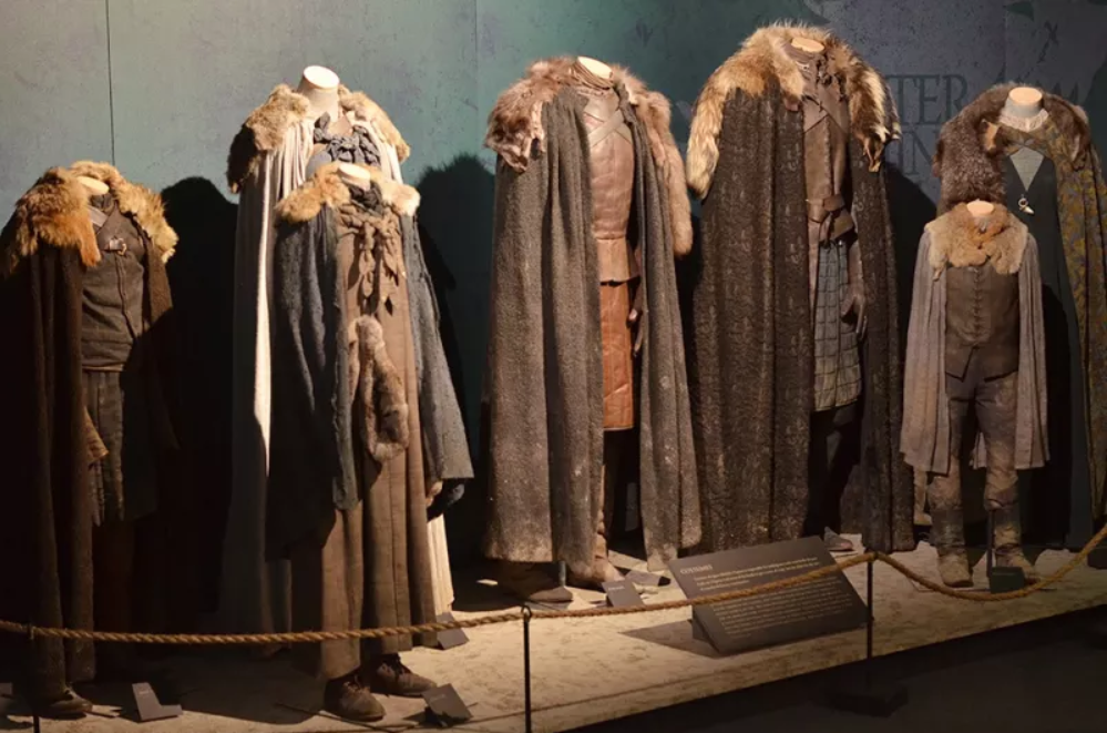 A Stark családnak már a ruházkodásából látszik a szoros összetartozás - a kosztümösök meleg árnyalatú szürkés, barnás, kékes színekbe öltöztették őket. - Fotó: Macey J. Foronda