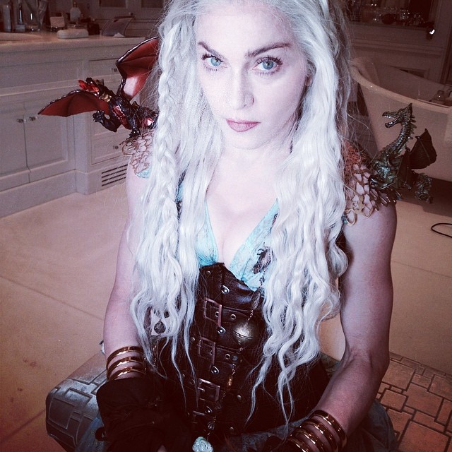 Daenerys egyik jelmezét még Madonna is kölcsönkérte a sorozat készítőitől! Micsoda mázli, hogy épp nem forgattak...