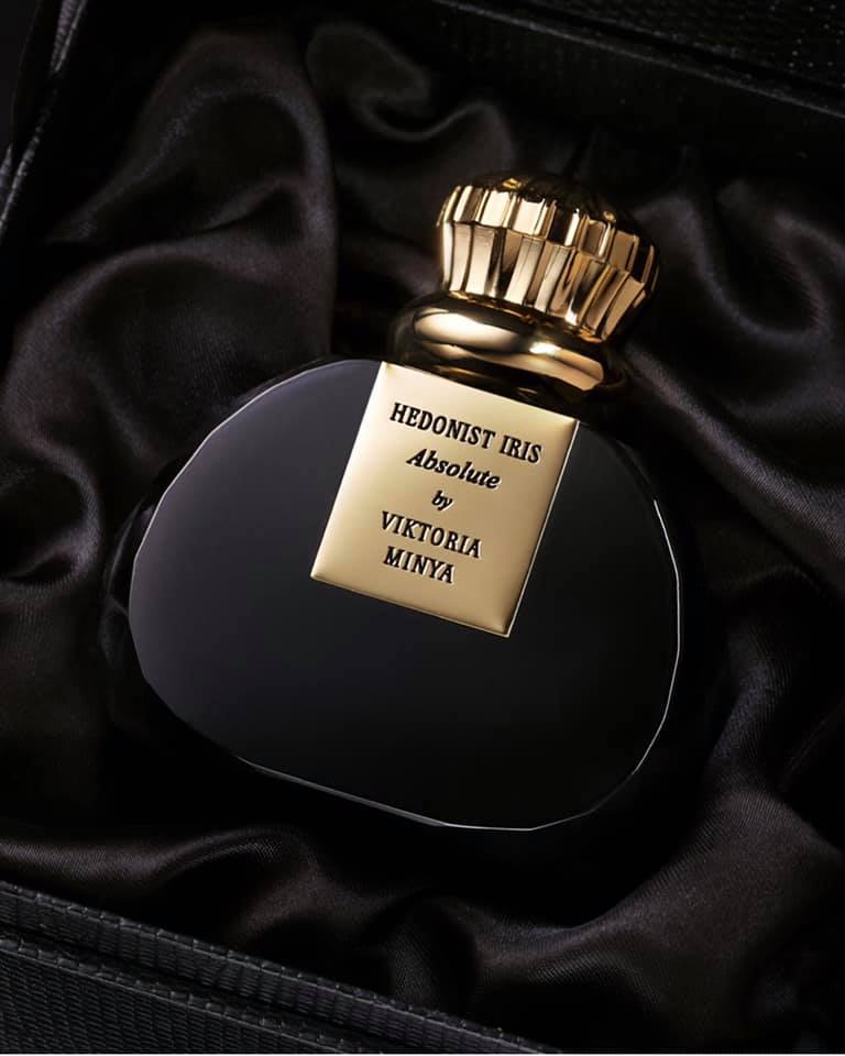 Minya Viktória ‘Orr‘, aki Grasse-ban, a parfümgyártás fellegvárában tanulta ki a mesterséget, lassan 10 éve. Azóta több parfümháznak is dolgozott, illetve 2013-ban megjelent saját parfümsorozata is, ami mára Sanghajtól Beverly Hills-ig hódít az egész világban.<br />@ParfumsViktoriaMinya