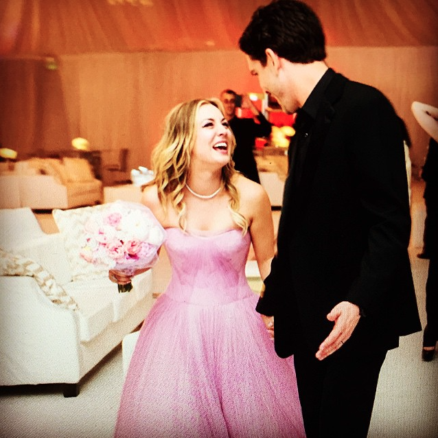 Az Agymenők Kaley Cuoco-ja rózsaszínben, és azóta ex-férje, Ryan Sweeting teniszező, 2013-ban
