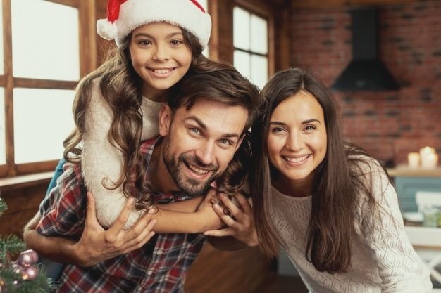 medium-shot-happy-parents-girl-posing-indoors_23-2148321740.jpg