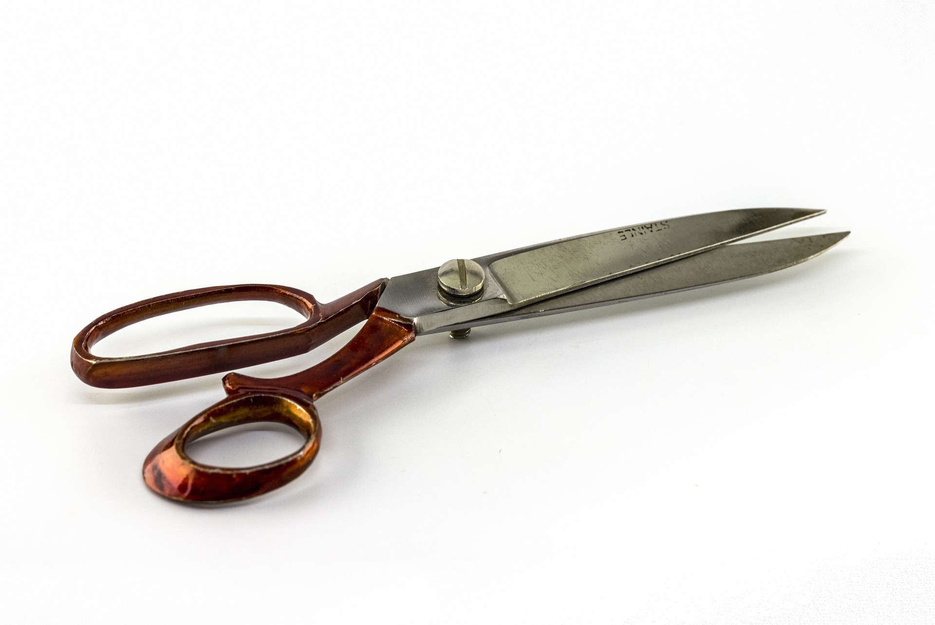 scissors-g93b45922f_1920.jpg