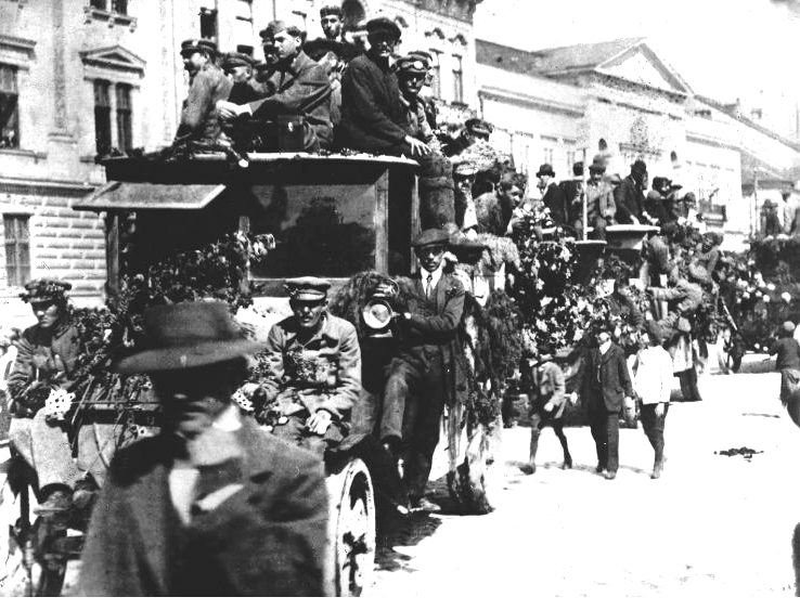 14. A Vörös-hadsereg bevonul Kassára.png