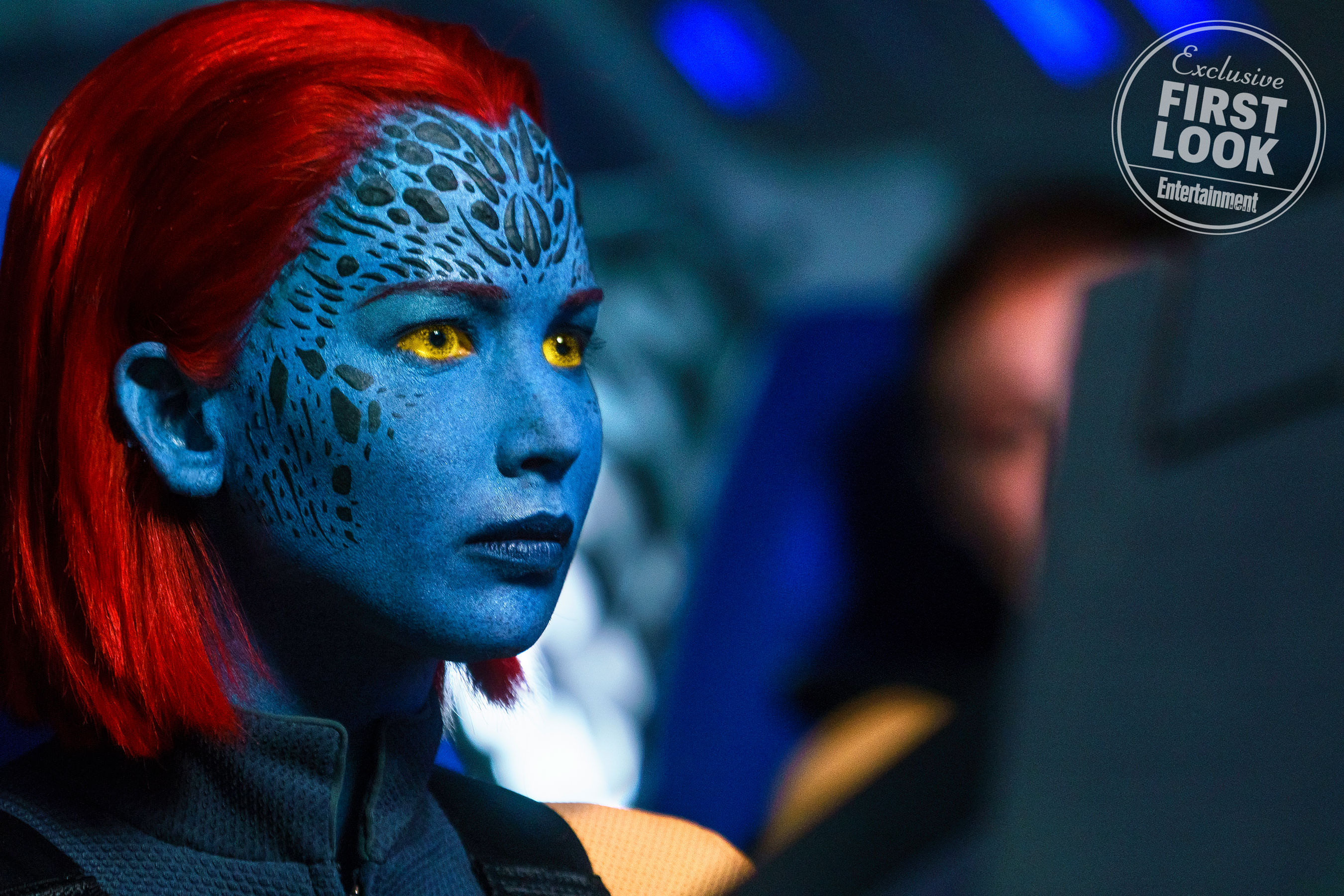 Mystique (Jennifer Lawrence) nem csak külsejét tekintve újult meg, de egyben sokkal érettebb is. ‘Sokat nőtt,‘ mesélte a színésznő. ‘Jóval gondoskodóbb, ami meglepett. Védelmezi az iskola gyerekeit, Charles pedig bizonyítani szeretné a világnak, hogy a mutánsok jók lehetnek az emberiség számára. Én meg csak kisgyermekként látom őket.‘