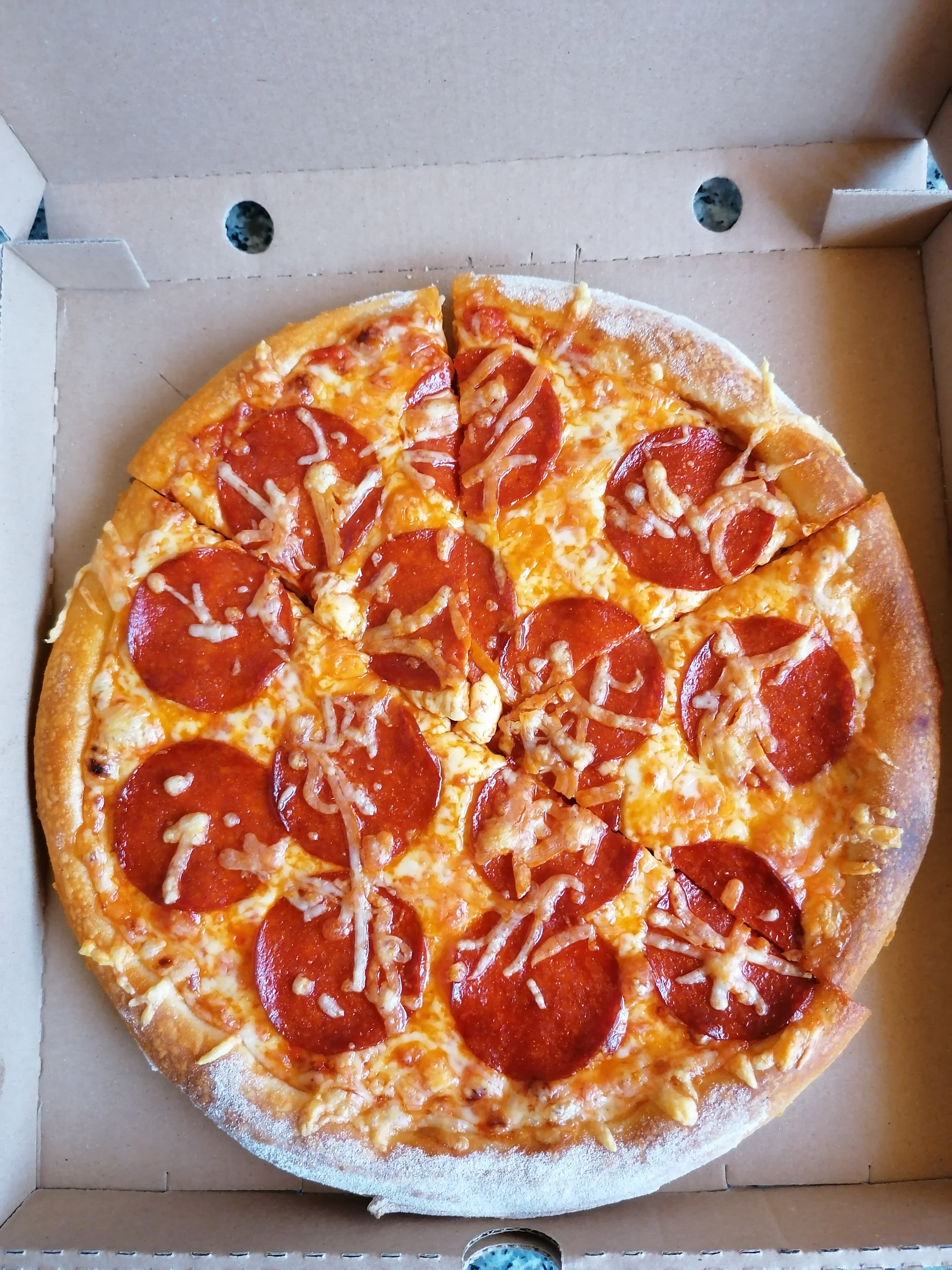 szalamis_pizza.jpg