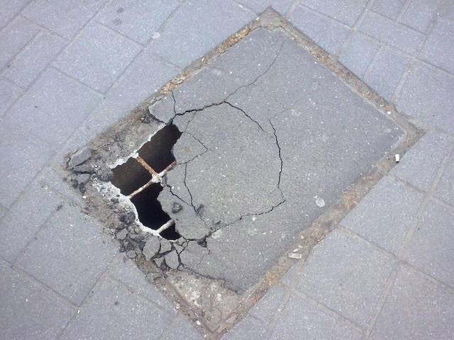 Gyalogosok, figyelem ! Veszélyes  járdaszakasz az Alkotmány utcán.A Telekom hamarosan megkezdi a helyreállítást.