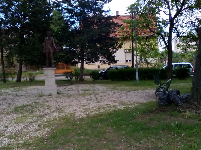 Egyszer eltávolították,  most ismét szemeteszsákokkal van tele  a Petőfi park!