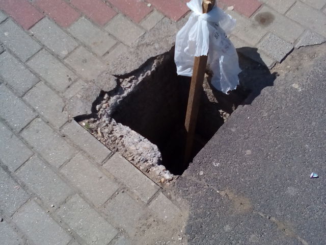 Fedetlen akna a Fő téri buszmegállóknál.