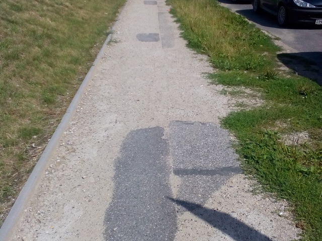 Hiányos a kórház előtti járda, közérdekű bejelentést tettünk.