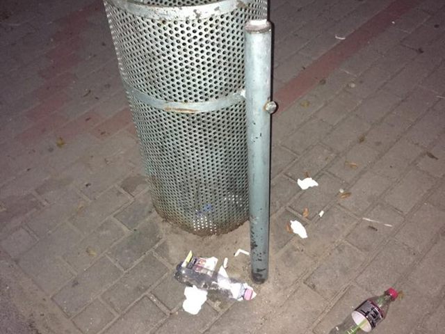 A szemétgyűjtő edényzet megérett a cserére a Fő téri buszmegállóban!